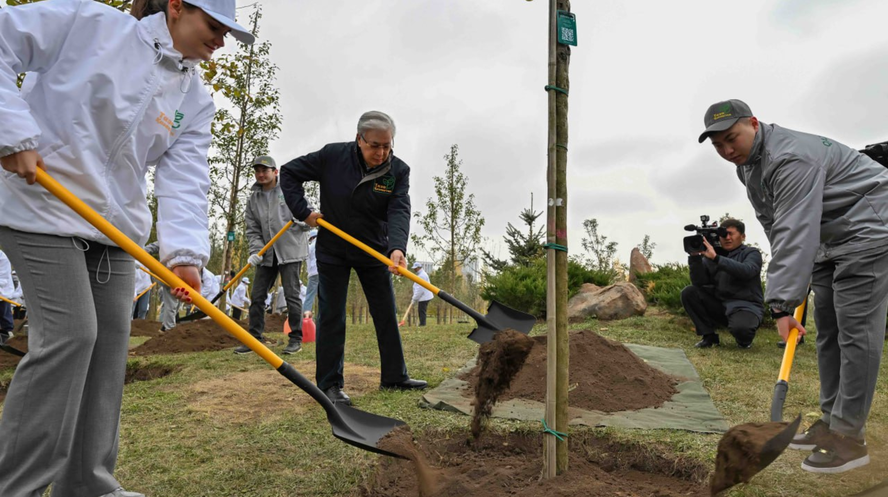Тоқаев жастармен бірге ағаш екті
