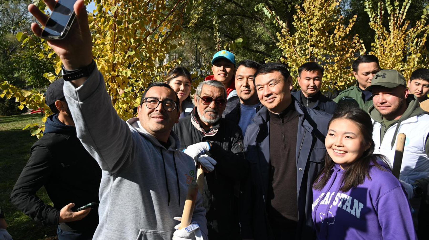 Дархан Сатыбалды Алматыны көгалдандыру бойынша сенбілікке қатысты