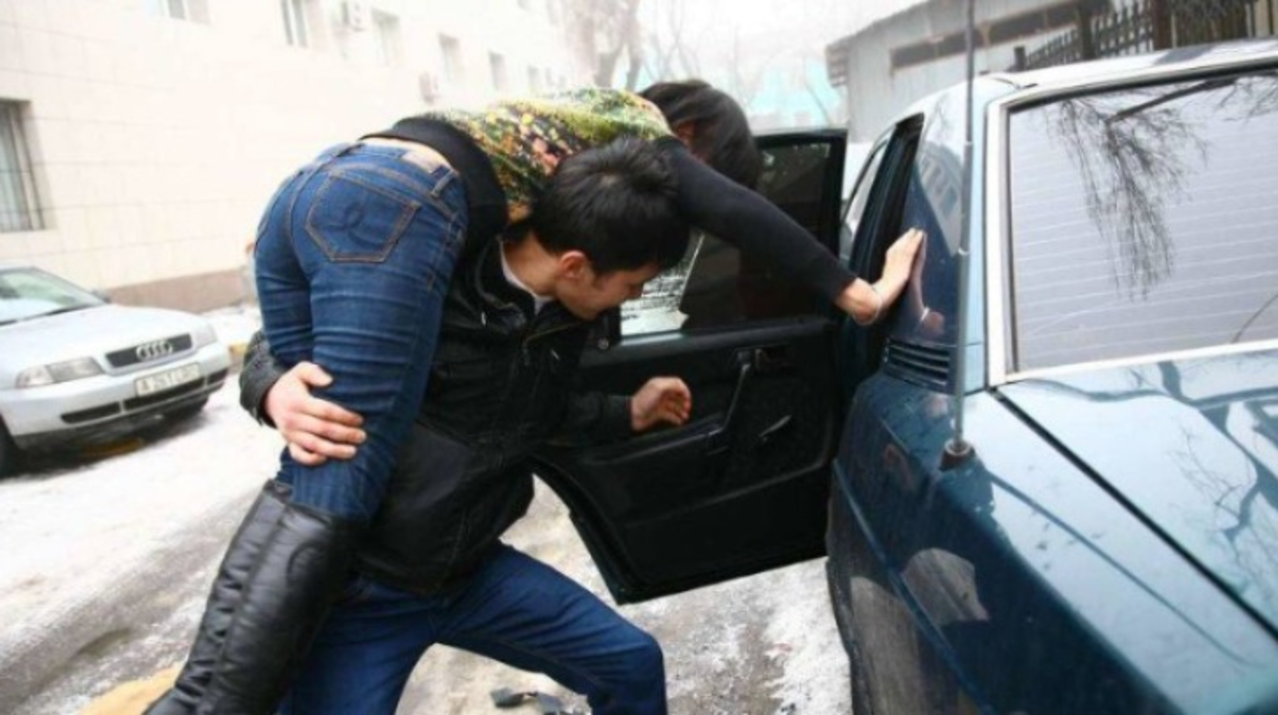 "Мен сені алып қашып кетсем ауылға". Енді зорлыққа шақыратын әндердің авторлары тексеріледі 