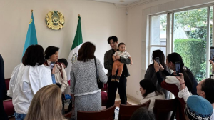 Димаш Құдайберген Мехикода қазақ қызының тұсауын кесті 