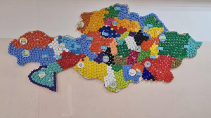 Оқушылар 400-ге жуық бөтелке қақпағынан Қазақстан картасын жасады