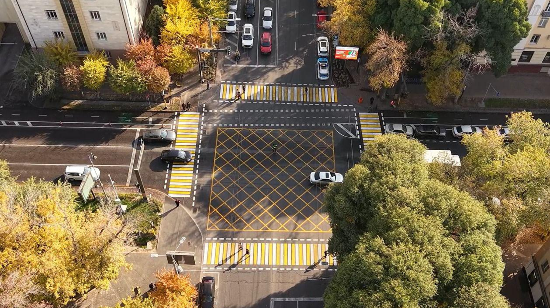 Алматыдағы он қиылыста "вафель" жолақтар пайда болды