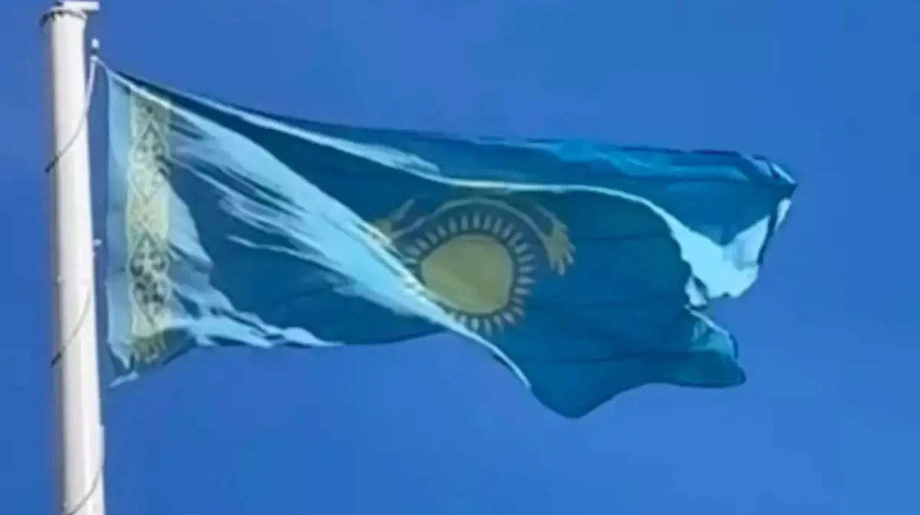 Атырауда ту теріс ілінген 