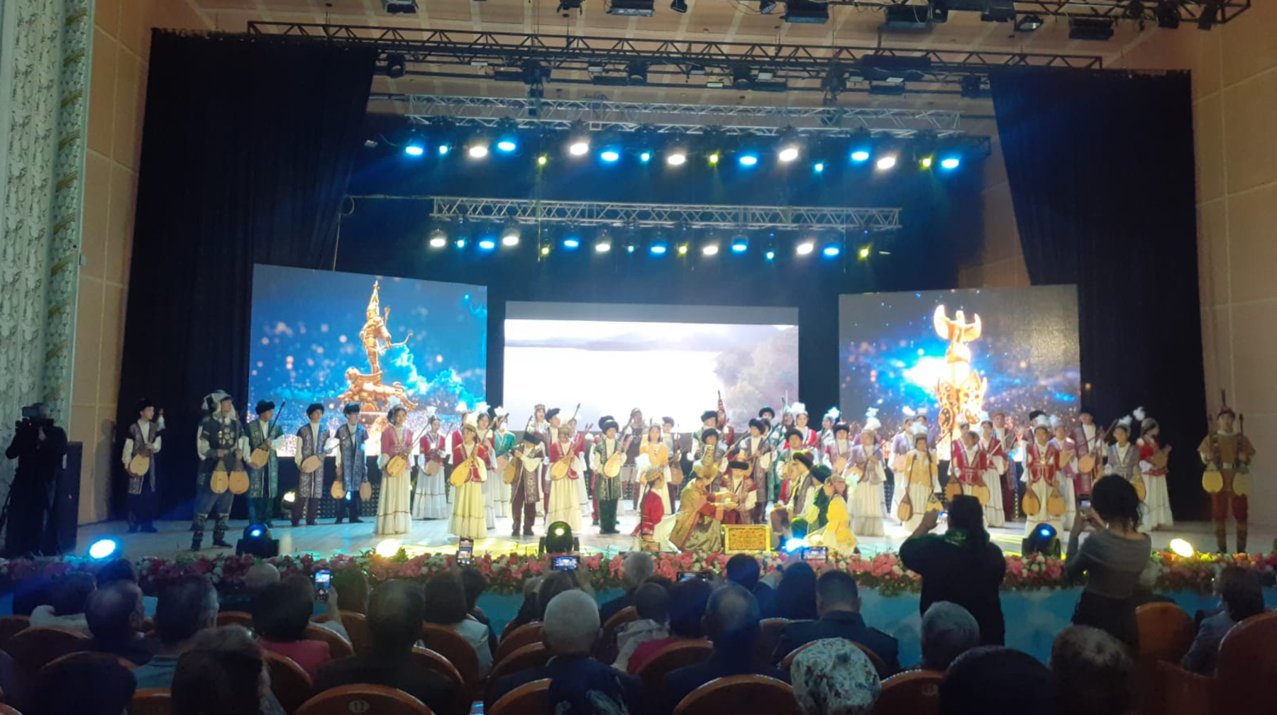 Жамбыл атындағы Қазақ мемлекеттік филармонияда  Республика күніне арналған салтанатты жиын мен мерекелік концерт өтті