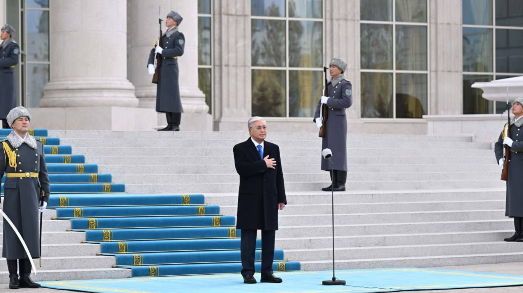 Президент Мемлекеттік ту көтеру рәсіміне қатысты 