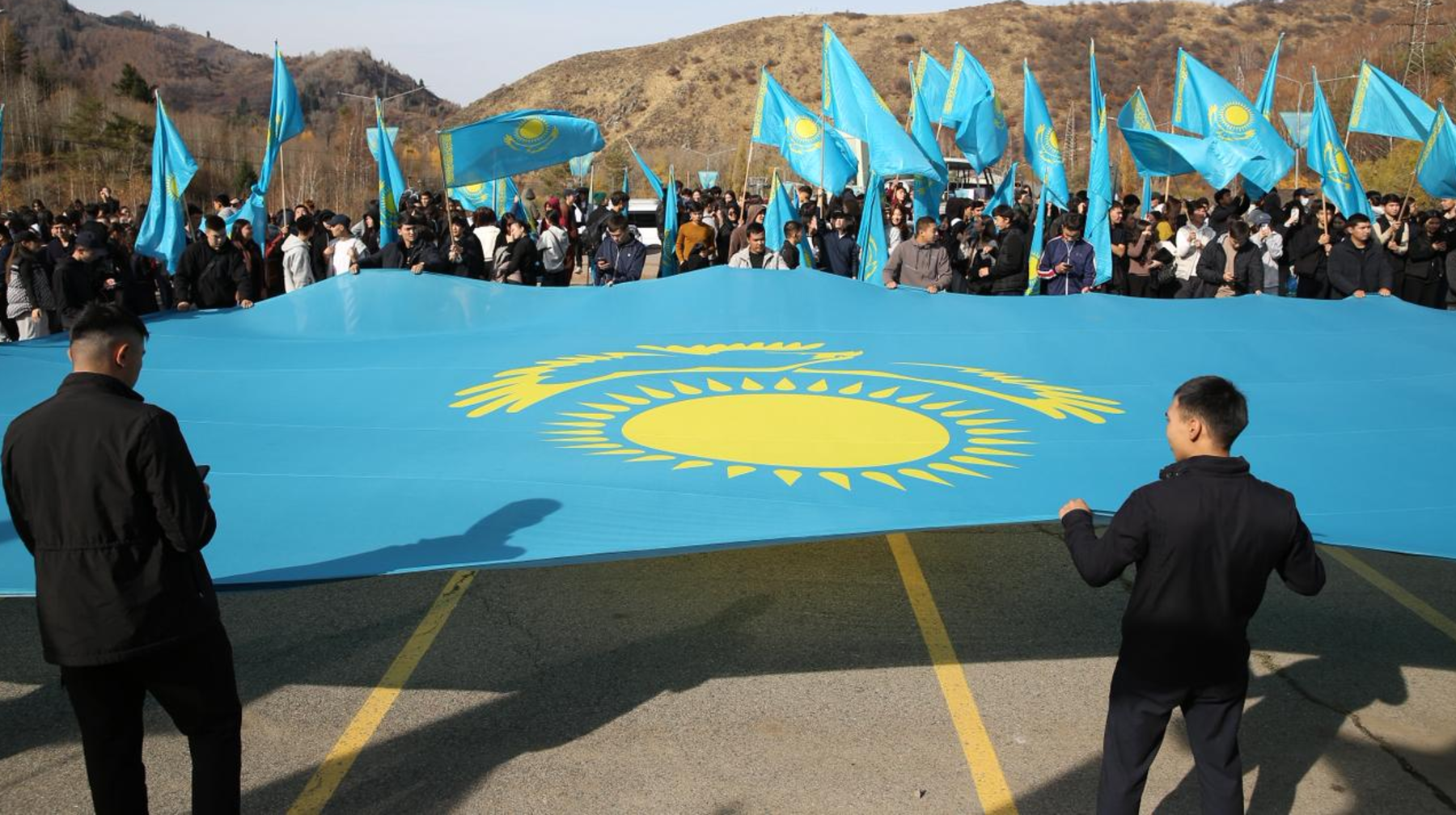 Алматыда Республика күніне орай Мемлекеттік туды көтеру рәсімі өтті