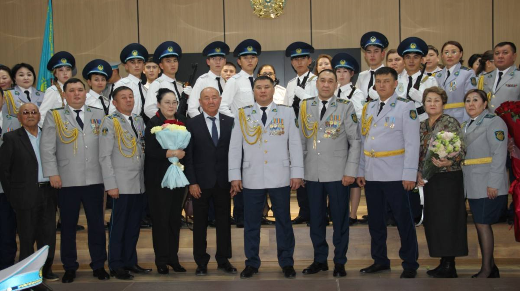 Алматыда ҚАЖД бастығы антына адал қызметкерлердің ата-аналарын марапаттады