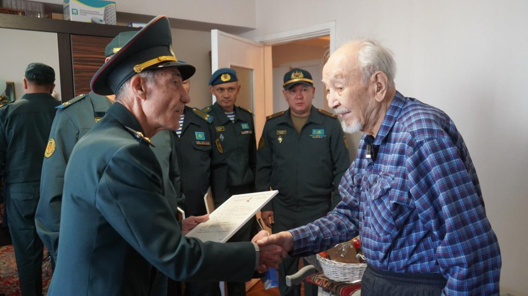 Алматыда Қарулы күштердің әскери қызметшілері соғыс ардагерін құттықтады