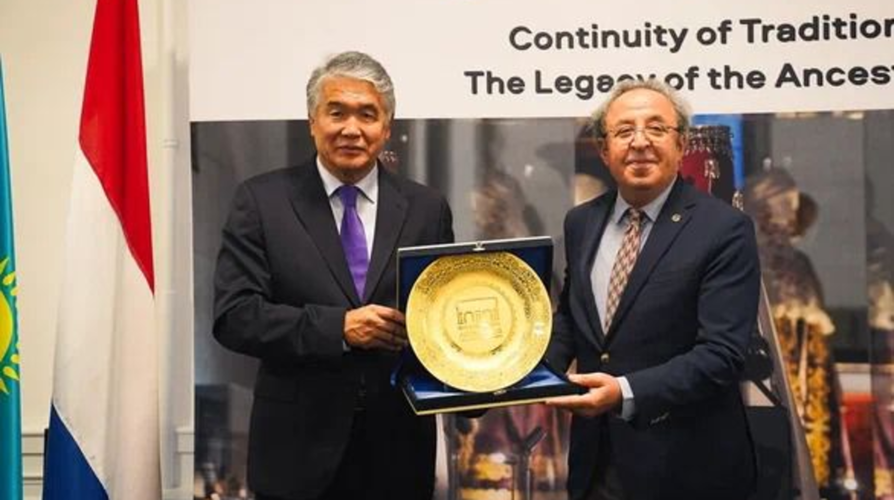 Мәдени көпір: Амстердамда Алматы музейінің көрмесі ашылды