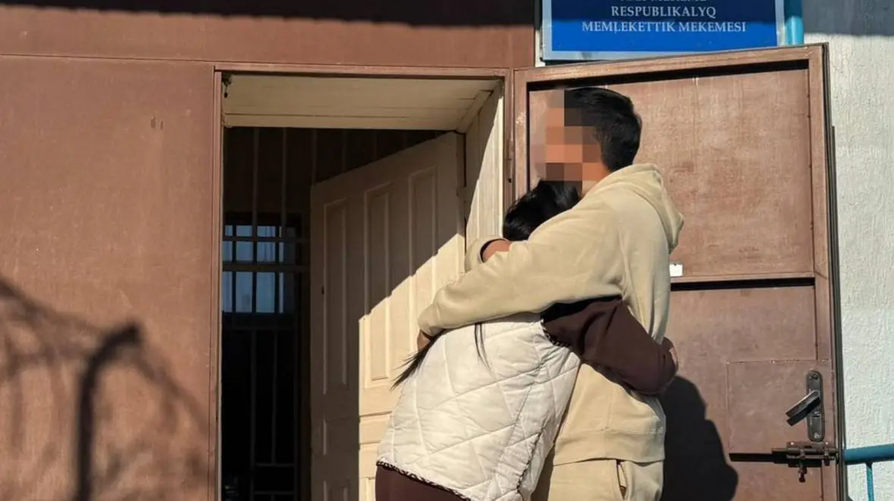 Ер адам үш жыл жазасын өтеген әйелін колония қақпасынан күтіп алды