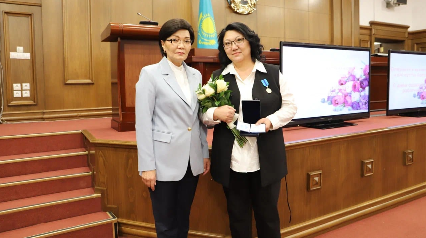 «Аяла» әлеуметтік қызмет орталығының қызметкері «Ерен еңбегі үшін» төсбелгісімен марапатталды