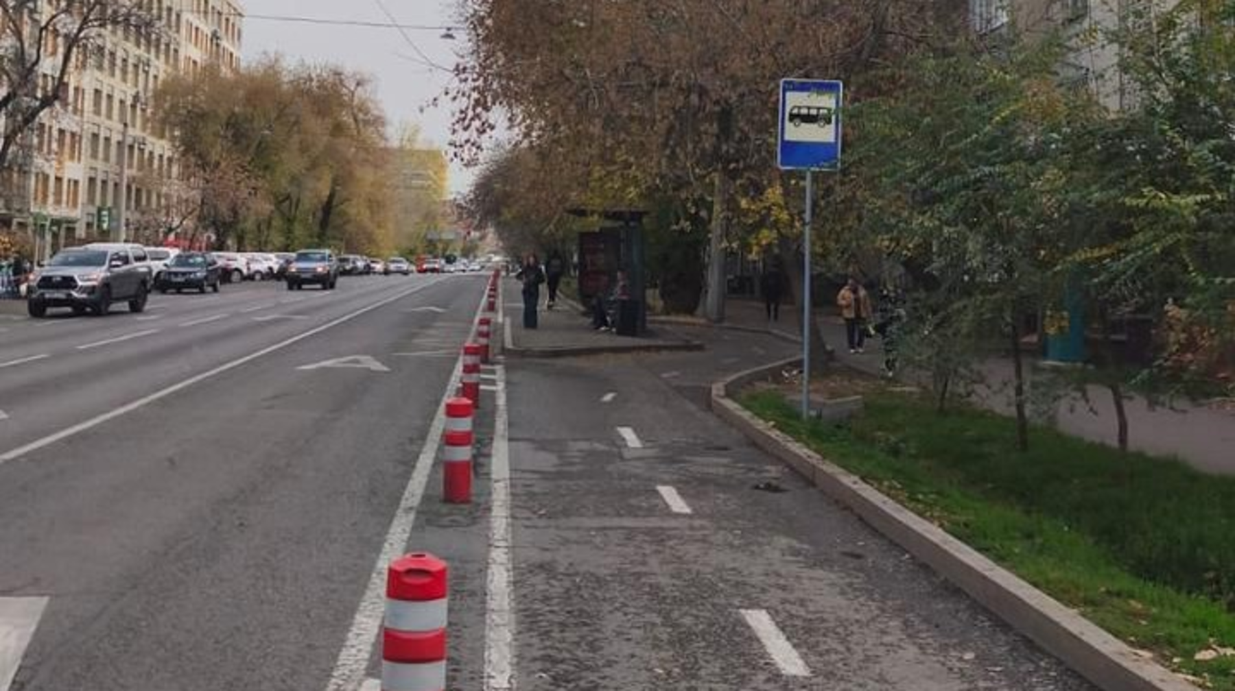 Алматыда қыста жол тазалау жұмыстарын тиімді жүргізу үшін веложолақтар бойындағы боллардтар алынып жатыр