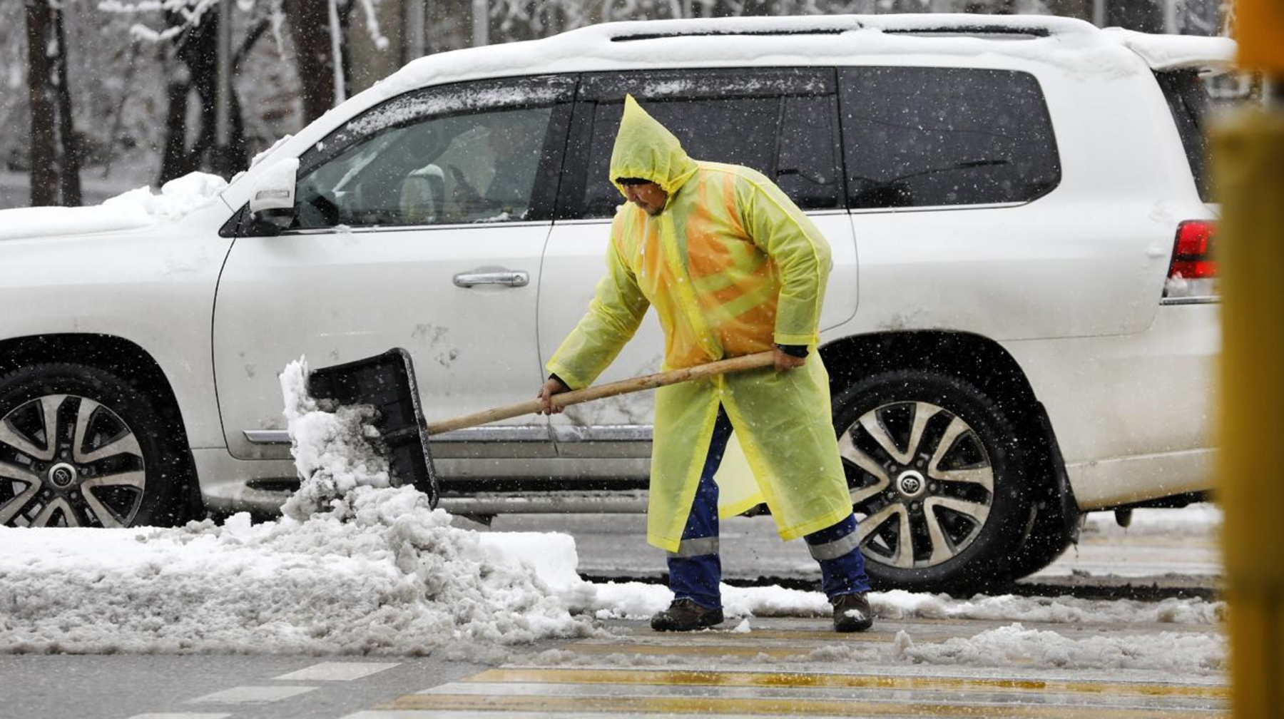 Алматыға алғашқы қар жауды: тазалық жұмыстары қарқынды жүргізіліп жатыр