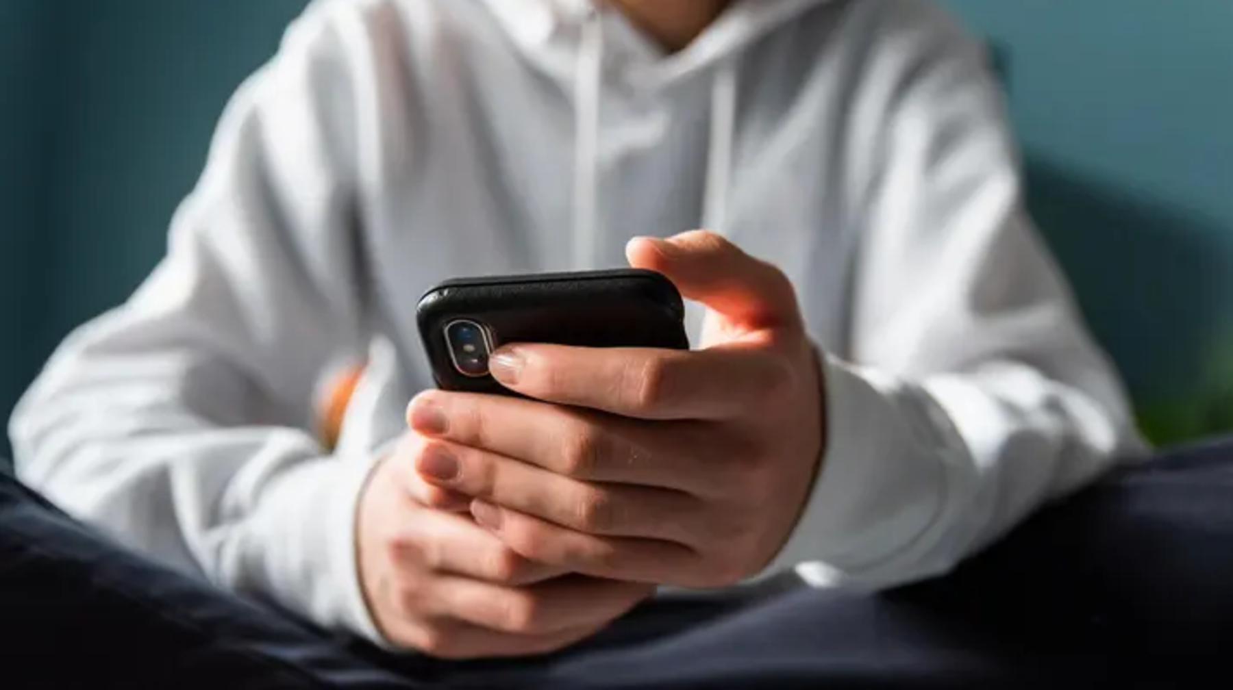 Мектепте телефон пайдаланған оқушылардың ата-анасына айыппұл салынуы мүмкін