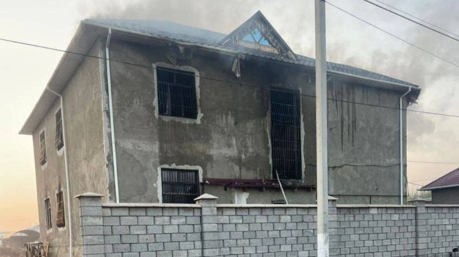 "Баланың шашы күйіп қалыпты". Көршілері Түркістан облысындағы оқиға туралы айтты