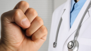 Қазақстанда медицина қызметкерлеріне зорлық-зомбылық жасағаны үшін жаза күшейеді