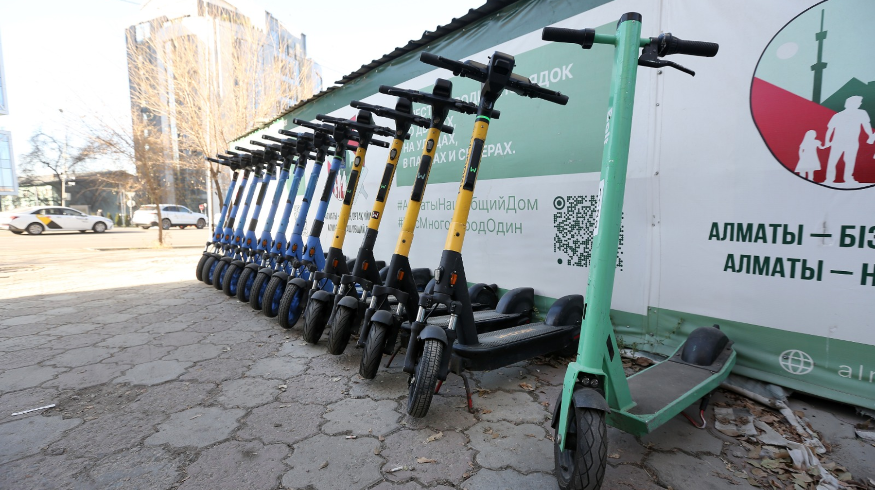 Самокаттарға ортақ тәртіп керек: Алматыда кикшеринг қызметін реттеу мәселелері талқыланды