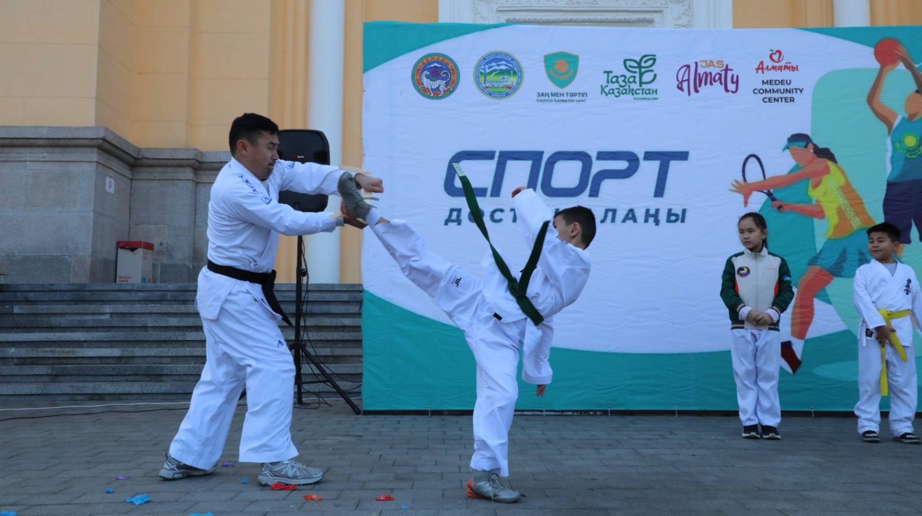 Алматыда "Спорт - достық алаңы" флешмобы өтті