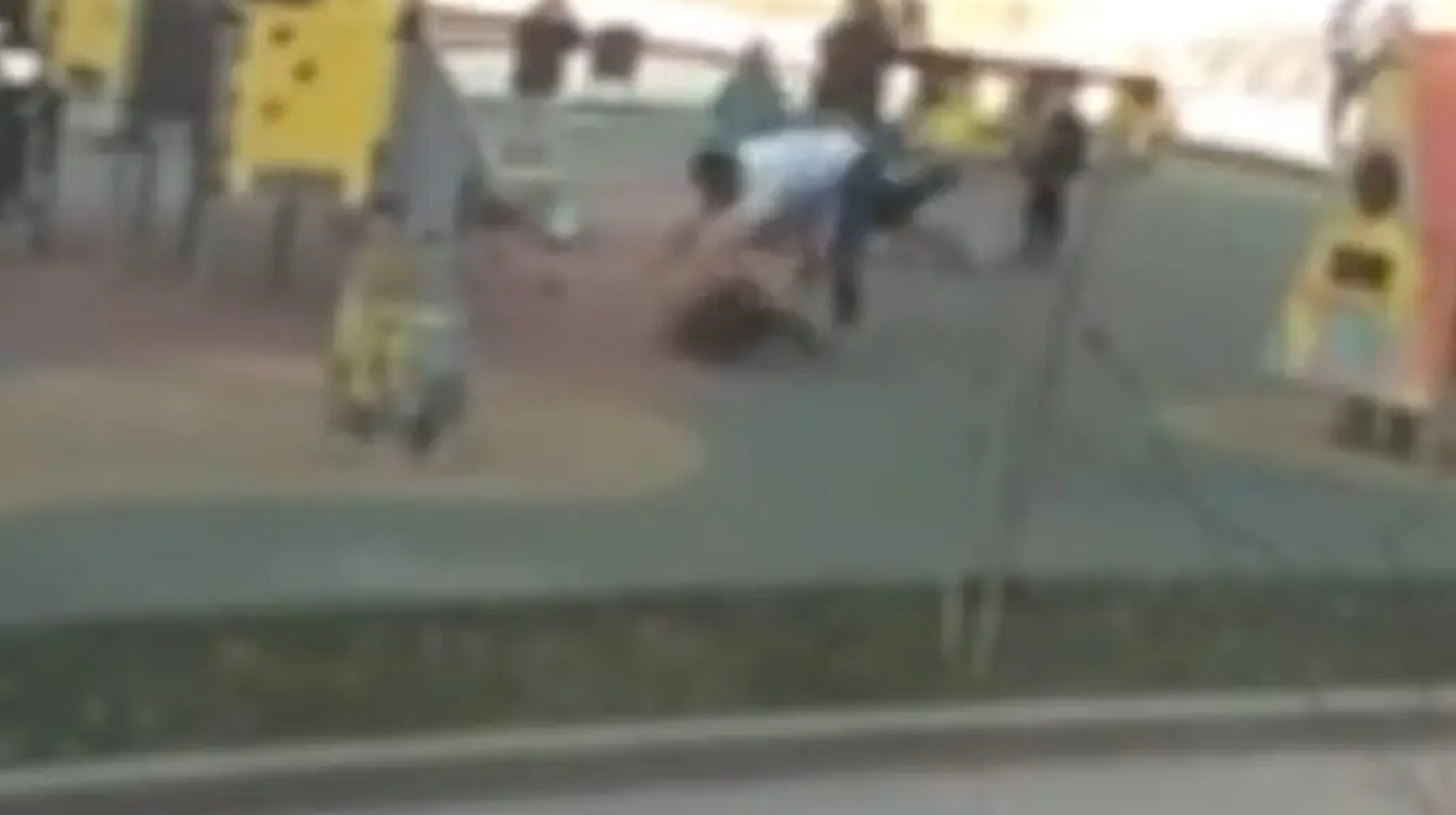 Аулада жүрген бүлдіршінді теуіп құлатқан еркек қамауға алынды