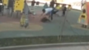 Аулада жүрген бүлдіршінді теуіп құлатқан еркек қамауға алынды