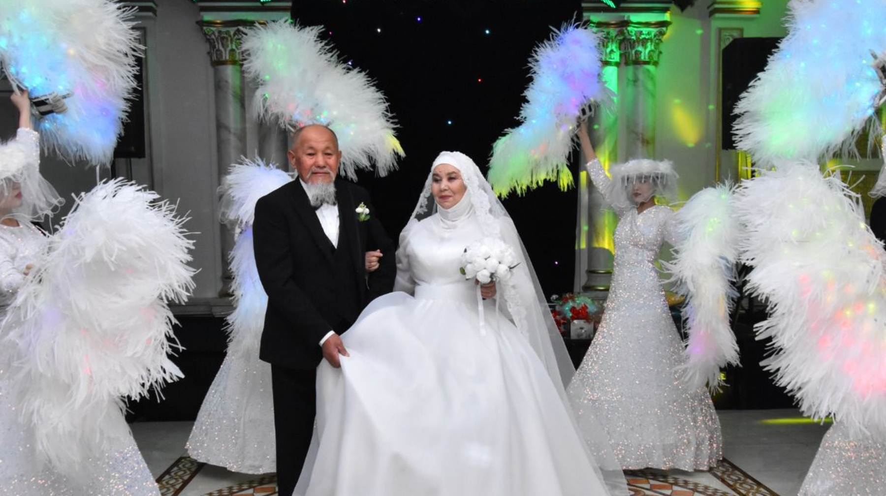 "Бал айына" Дубайға бармақ: 50 жылдан кейін ақ көйлек киіп, "Алтын той" жасаған ата мен әже хикаясы