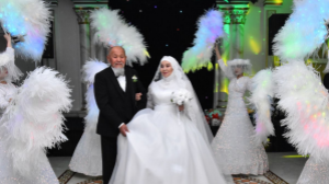 "Бал айына" Дубайға бармақ: 50 жылдан кейін ақ көйлек киіп, "Алтын той" жасаған ата мен әже хикаясы