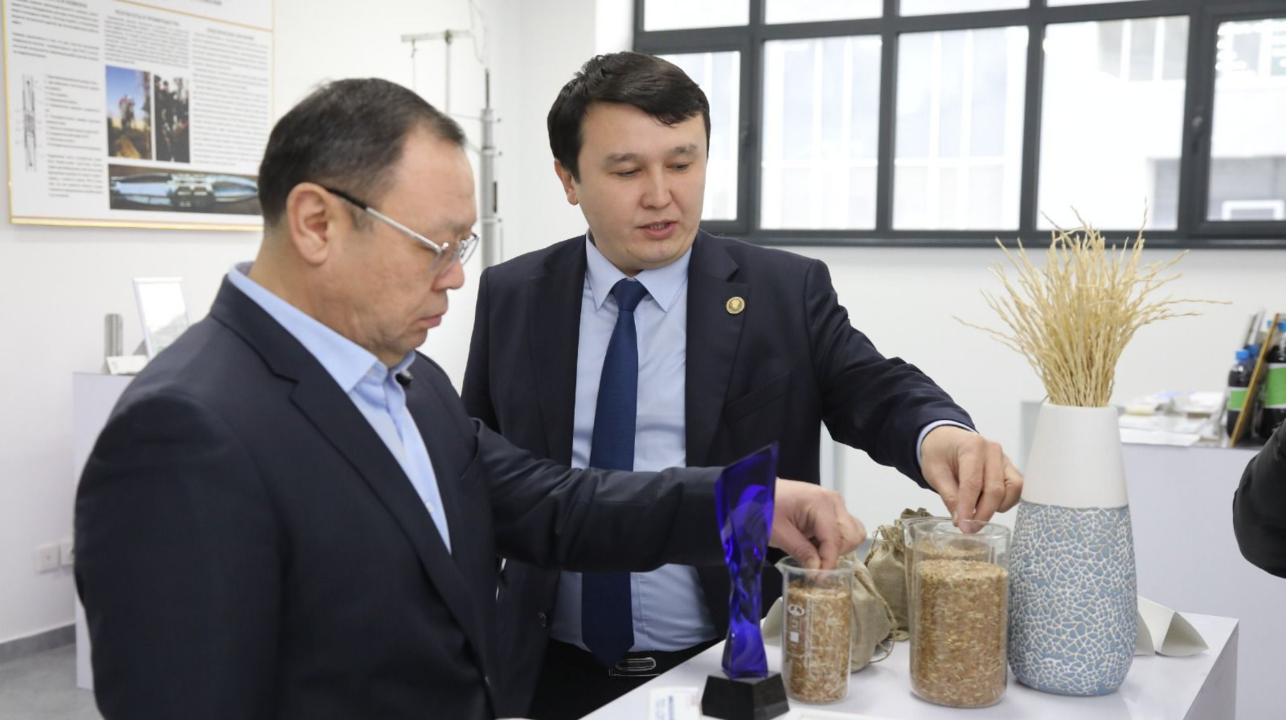 Алматы қаласы әкімінің орынбасары Абзал Нүкенов ҚазҰУ-нің ғылыми әлеуетімен танысты