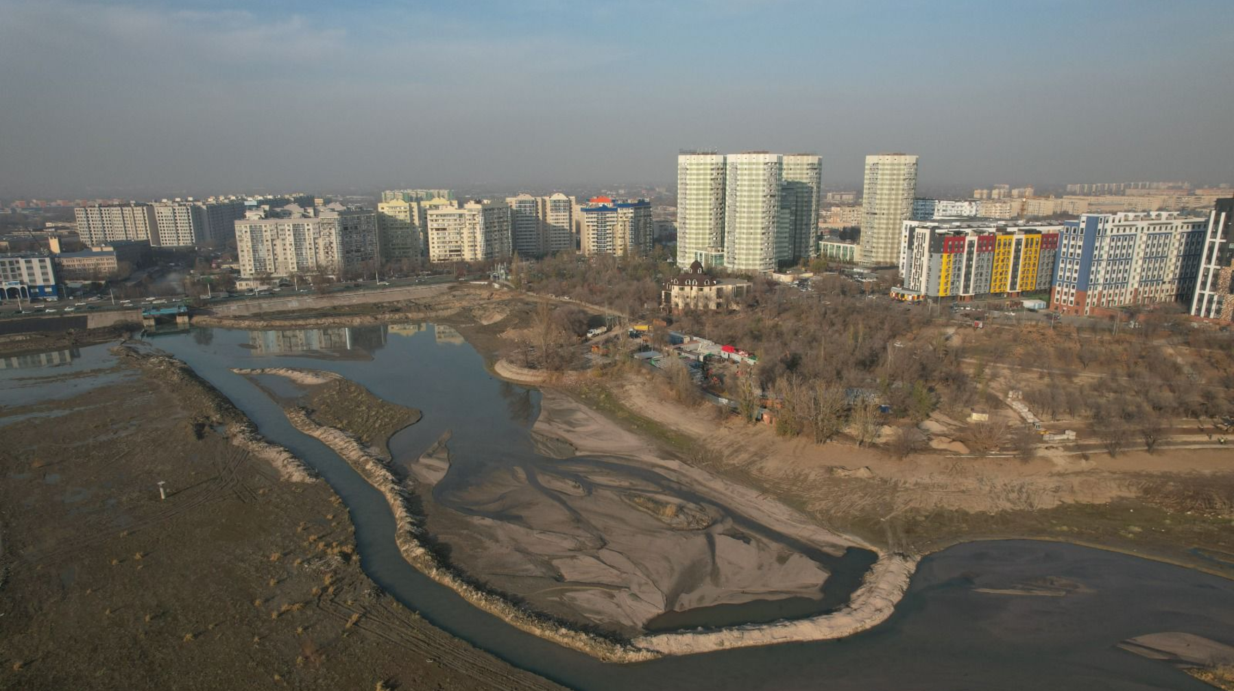 Алматыда Сайран көліндегі понтон көпірлер су деңгейінің төмендеуіне байланысты жыл сайын қыста алынады