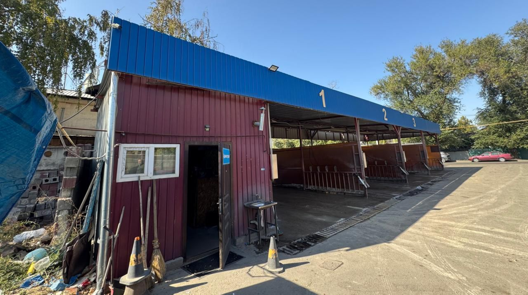 Алматыда кезекті көлік жуу нысаны бұзылып жатыр