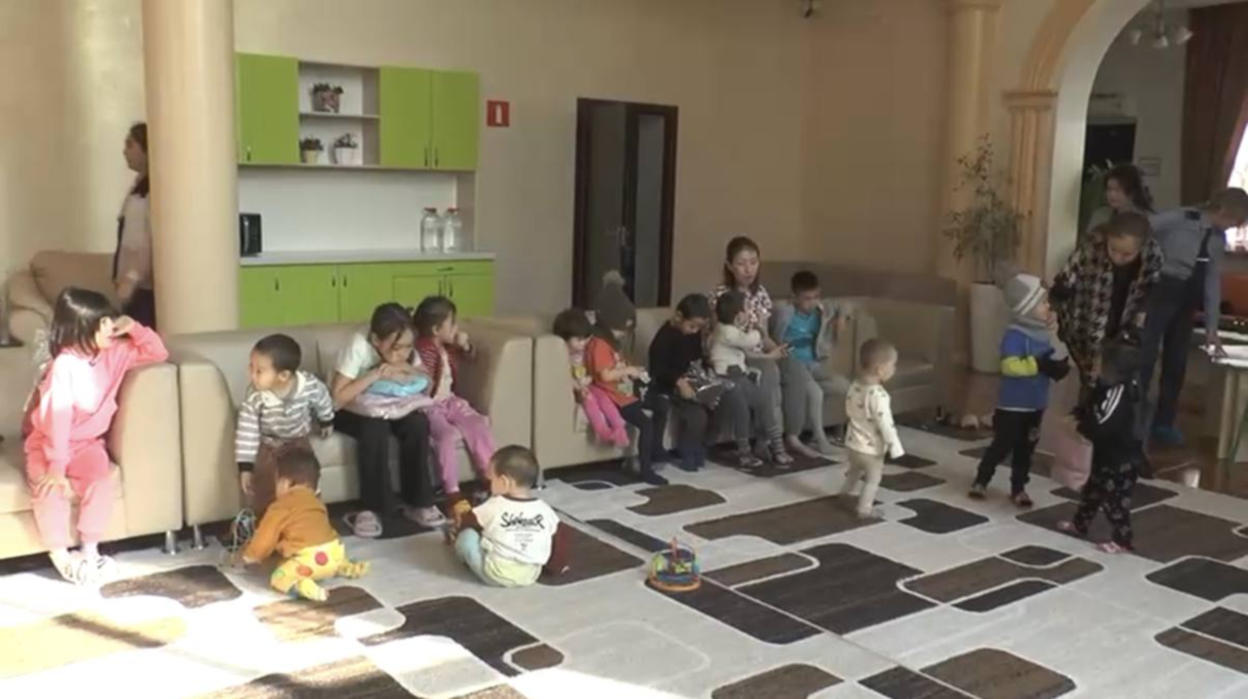 Алматыда полицейлер дағдарыс орталығындағы балаларға қысқы киімдер сыйлады  