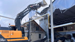 Алматыда заңсыз салынған екі қабатты ғимарат бұзылып жатыр