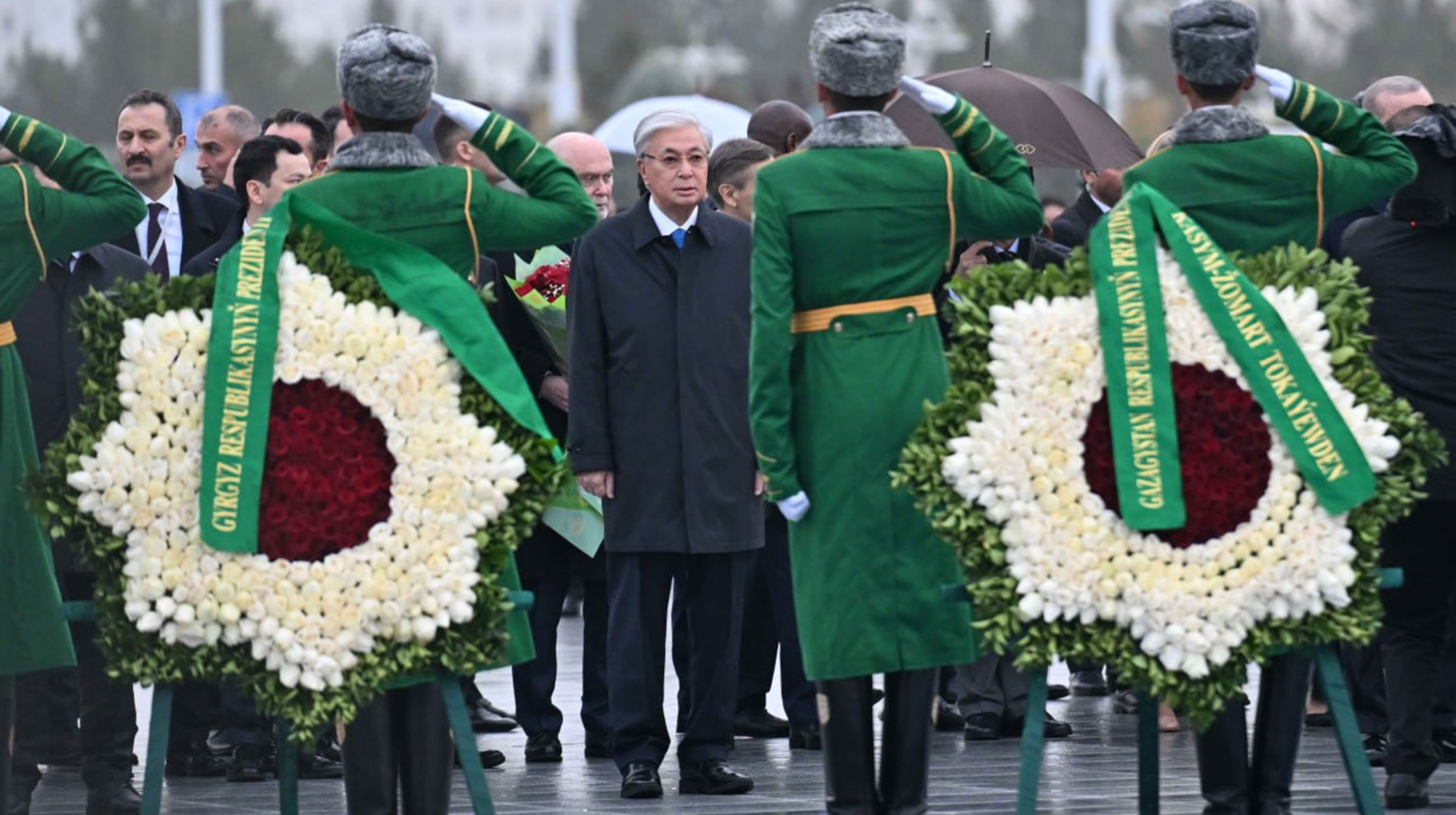 Мемлекет басшысы Бейтараптық монументіне гүл шоғын қойды
