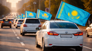 Мемлекеттік туды көлікке іліп жүру заңсыз әрекет пе? Заңгер жауабы