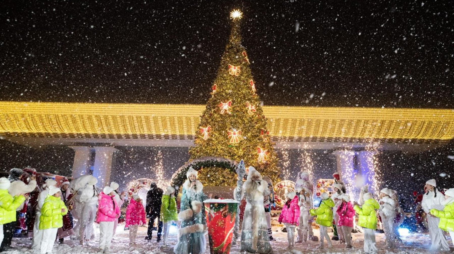 Алматы қаласының барлық аудандарында жаңа жылдық шыршалардың шамдары бір мезгілде жағылады