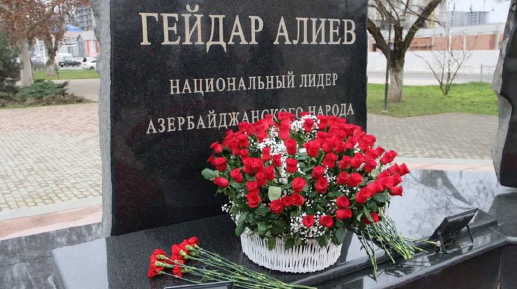 Грозныйда AZAL ұшағы апатында қаза тапқандарға арналған ескерткіш ашылды