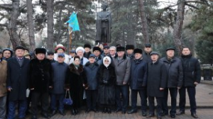 Алматыда Бауыржан Момышұлының ескерткішіне гүл қойылды