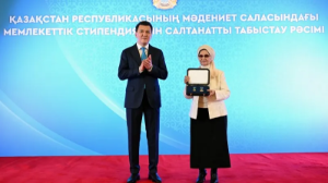 Мемлекеттік кеңесші Бауыржан Момышұлының туыстарына Алтын жұлдыз бен "Отан" орденін тапсырды