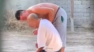 "Барша қазақ халқынан кешірім сұраймын": Жетісайда әкесін өлімші етіп ұрған ер адамға үкім шықты