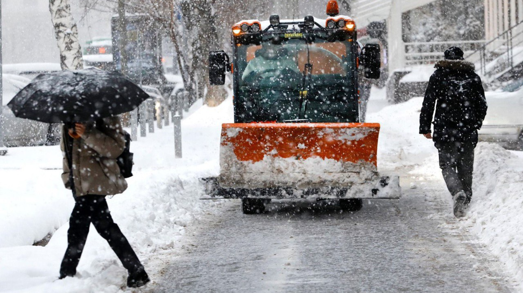 Алматыда 15 см-ден астам қар жауғаннан кейін коммуналдық қызмет тәулік бойы жұмыс істеп жатыр