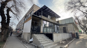 Алматыда көпқабатты тұрғын үйге заңсыз салынған кезекті қосалқы нысан сүрілді