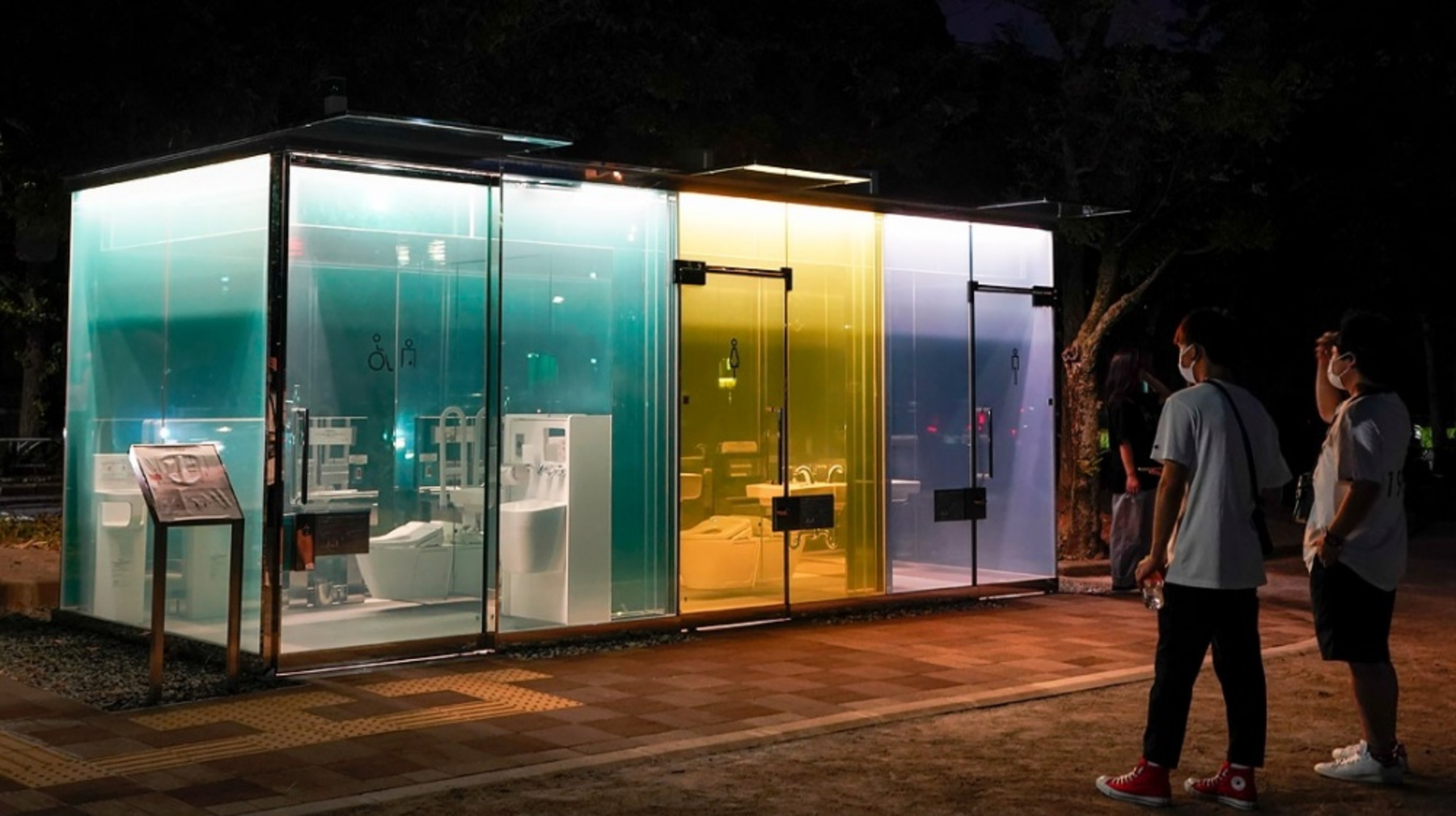 Шымкентте бұзақылар 50 миллион теңгелік смарт-дәретханадан шаш кептіргішті жұлып әкеткен