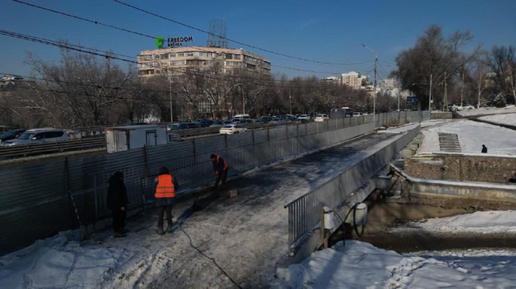 Алматыда Есентай өзеніндегі велосипедшілер мен жүргіншілерге арналған көпірдің құрылысы кезінде 80 ірі көлемді ағаш егіледі