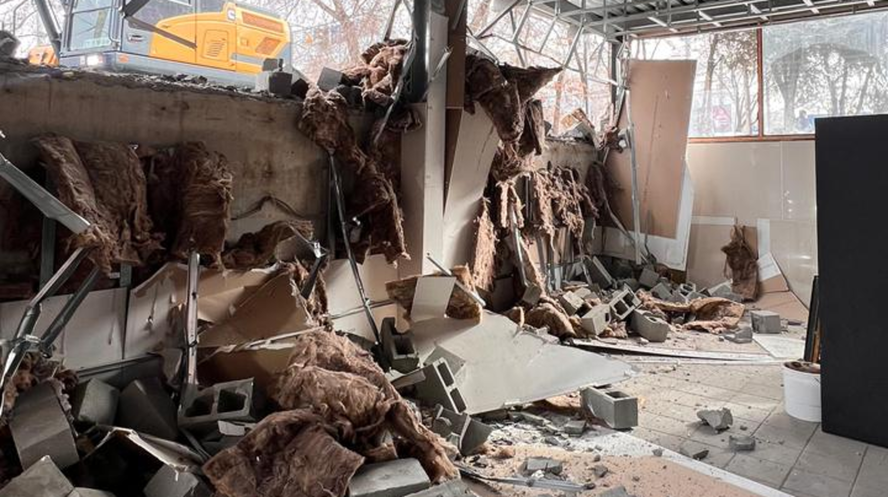 Алматыда тағы бір заңсыз қосалқы нысан сүрілді