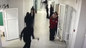 Оқушы мектепте балта ұстап жүгірген: мектеп директоры қызметінен босатылды