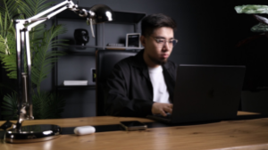 Жас белсенді референдумда жаңа Конституцияны қолдауға шақырды