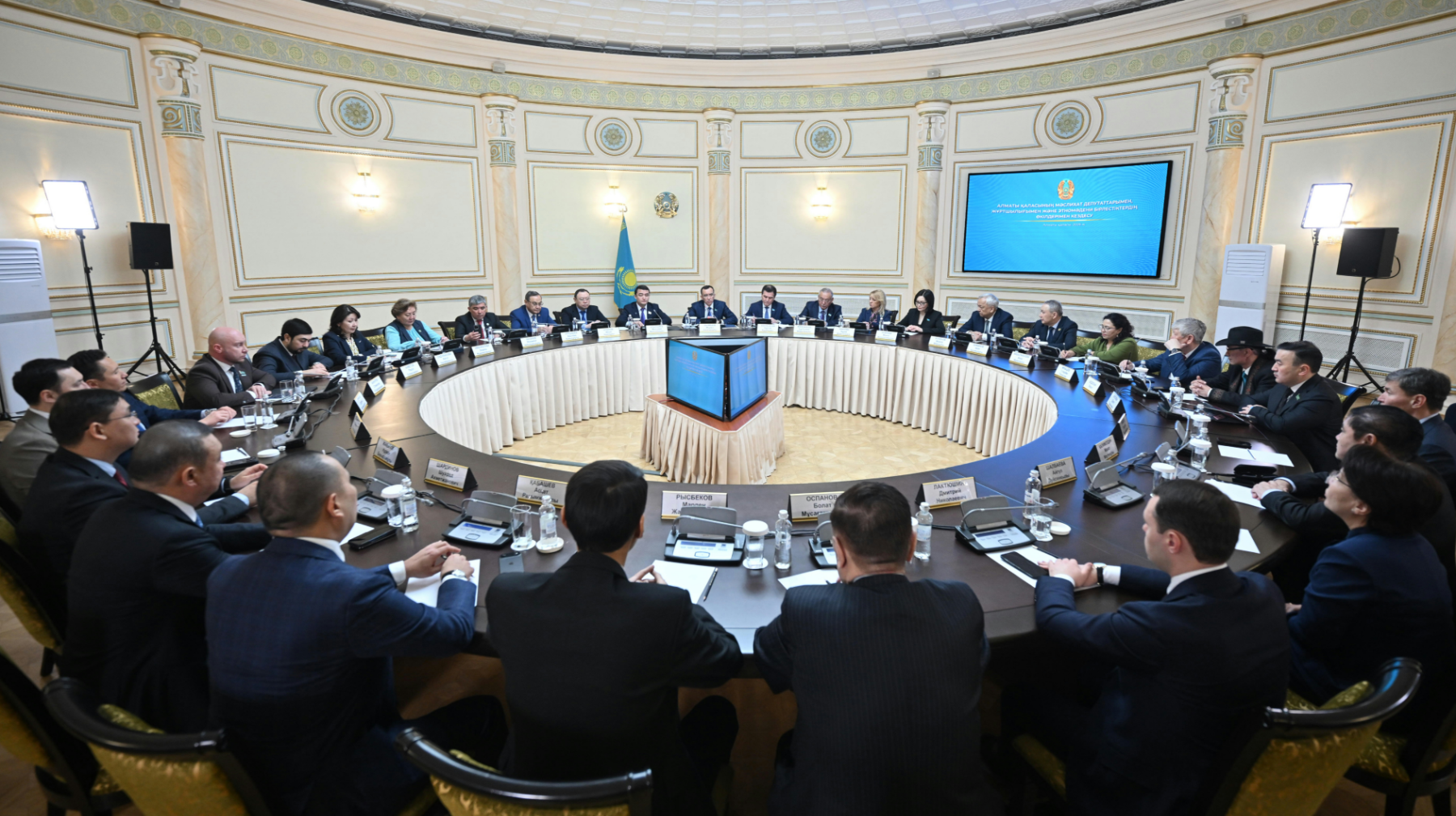 Мәулен Әшімбаев: конституция бойынша референдум – саяси жүйені демократияландыру жолындағы маңызды қадам