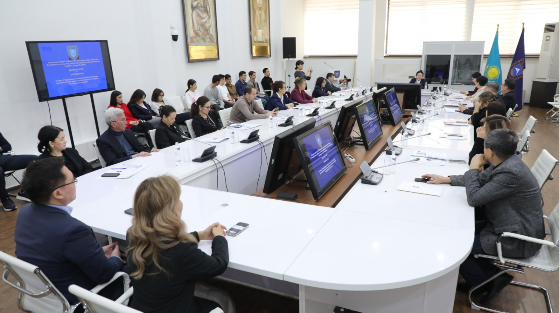 ҚазҰУ-да республикалық референдумға арналған дөңгелек үстел өтті