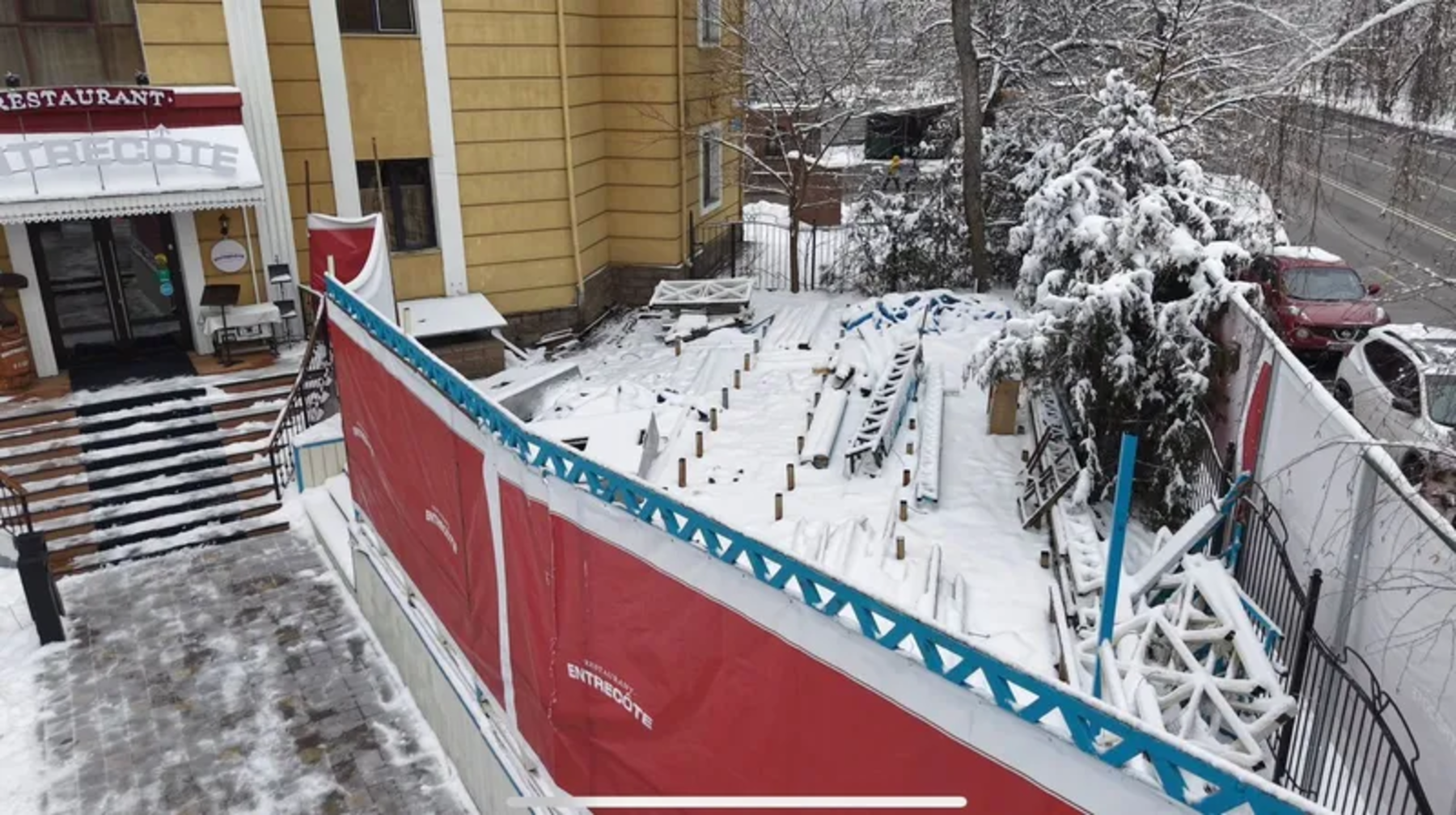 Алматы қаласының орталығында мейрамхананың жазғы террасасы сүрілді