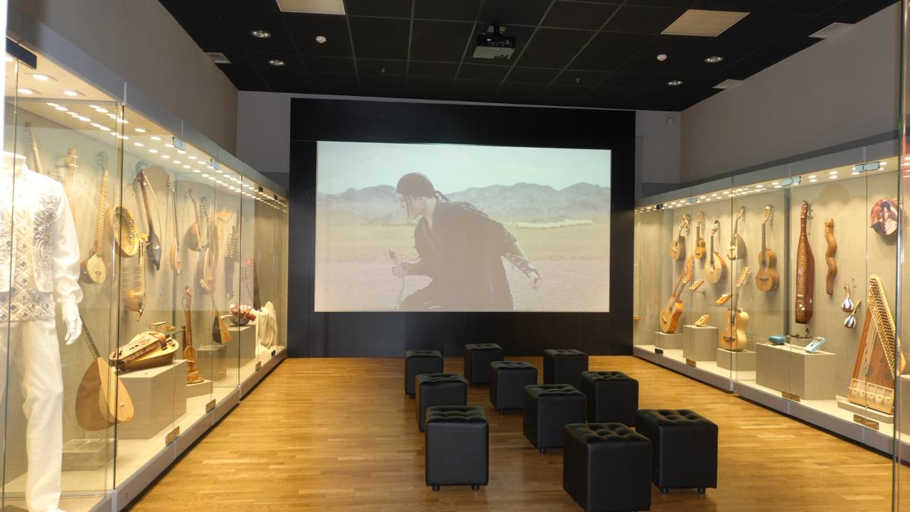 Димаш Құдайберген Алматыдағы музейге өзінің алғашқы домбырасын сыйға тартты