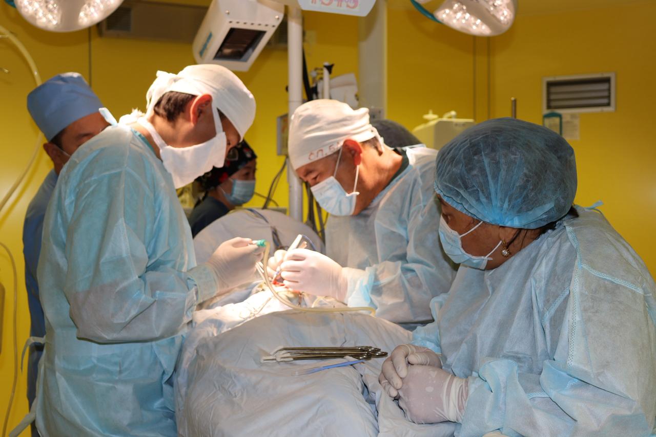 Алматыда алғаш рет кәмелетке толмаған науқасқа жамбас-сан буынын толық алмастыру отасы жасалды